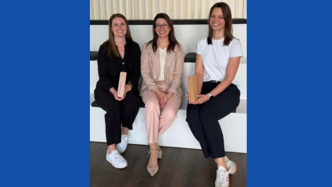 Wirklich geehrt und stolz, diese zwei großartigen Frauen in meinem Team zu haben 